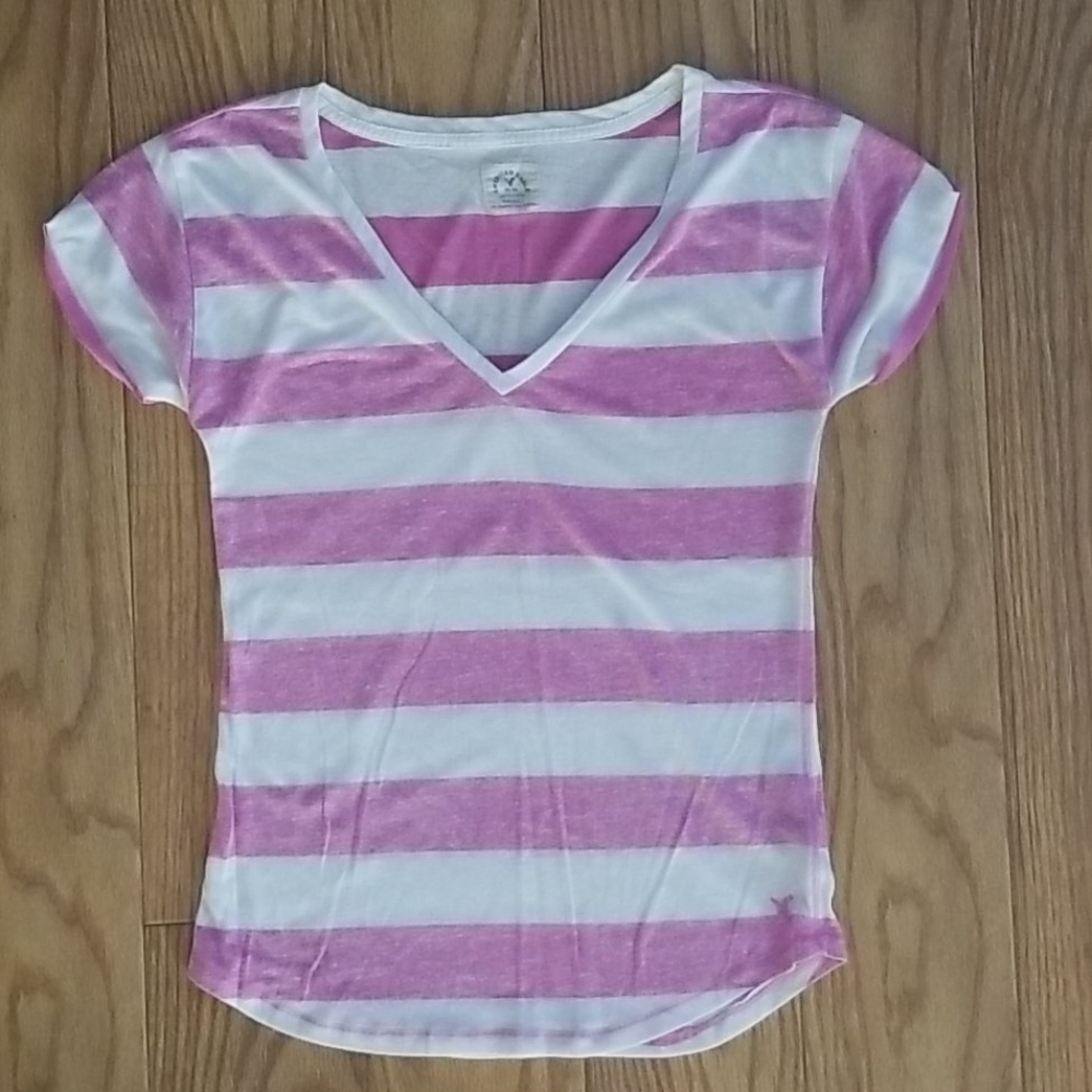American Eagle T-Top sleeves are tapered